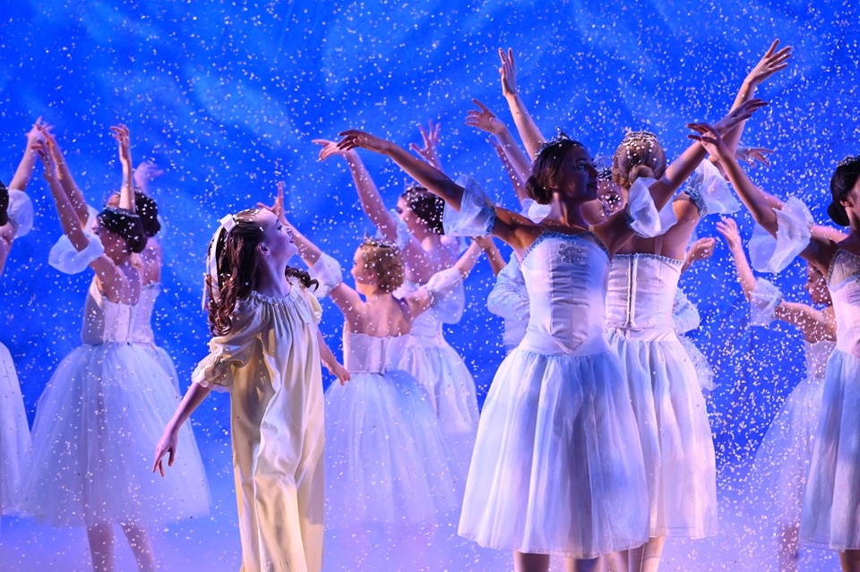 clara following snowflakes_2018 nutcracker_l edmunds_g kapp_by Ruth Judson_v8050353